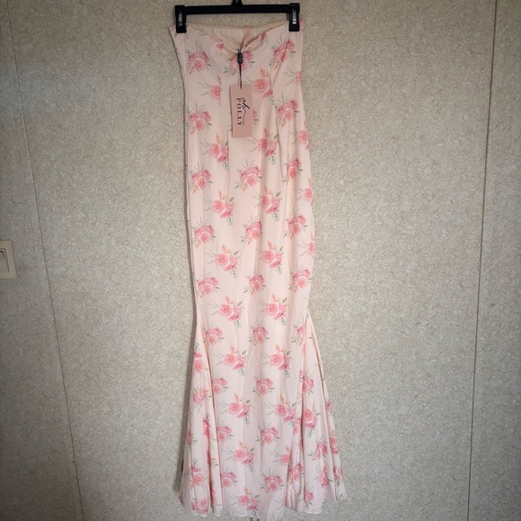 Oh Polly Cream Strapless Bodycon Dress - Picture 6 of 14